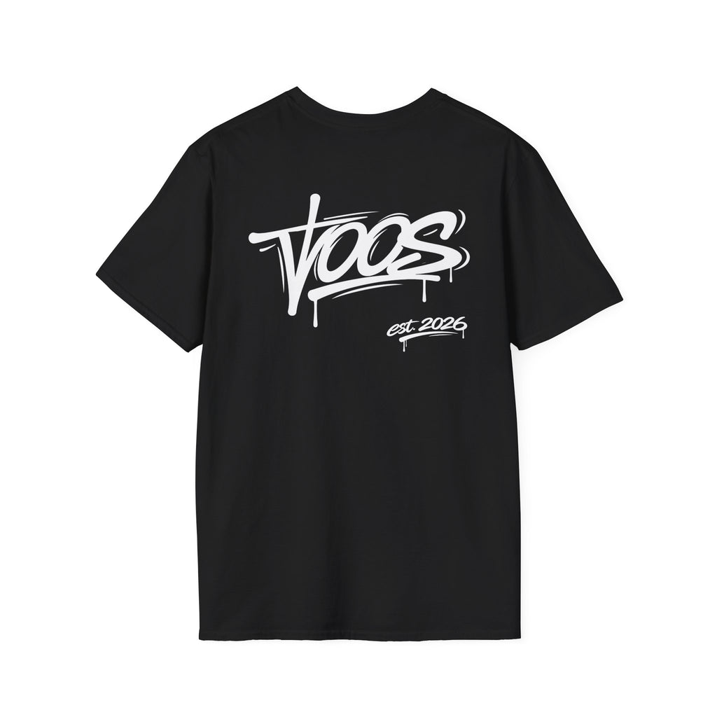 Camiseta con gráfico de logo — Diseño trasero con tipografía “VOOS” (Est. 2026)