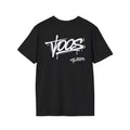 Camiseta con gráfico de logo — Diseño trasero con tipografía “VOOS” (Est. 2026)